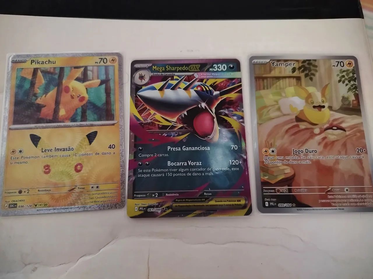Cartas pokémon TCG (pikachu, mega sharpedo e yamper)