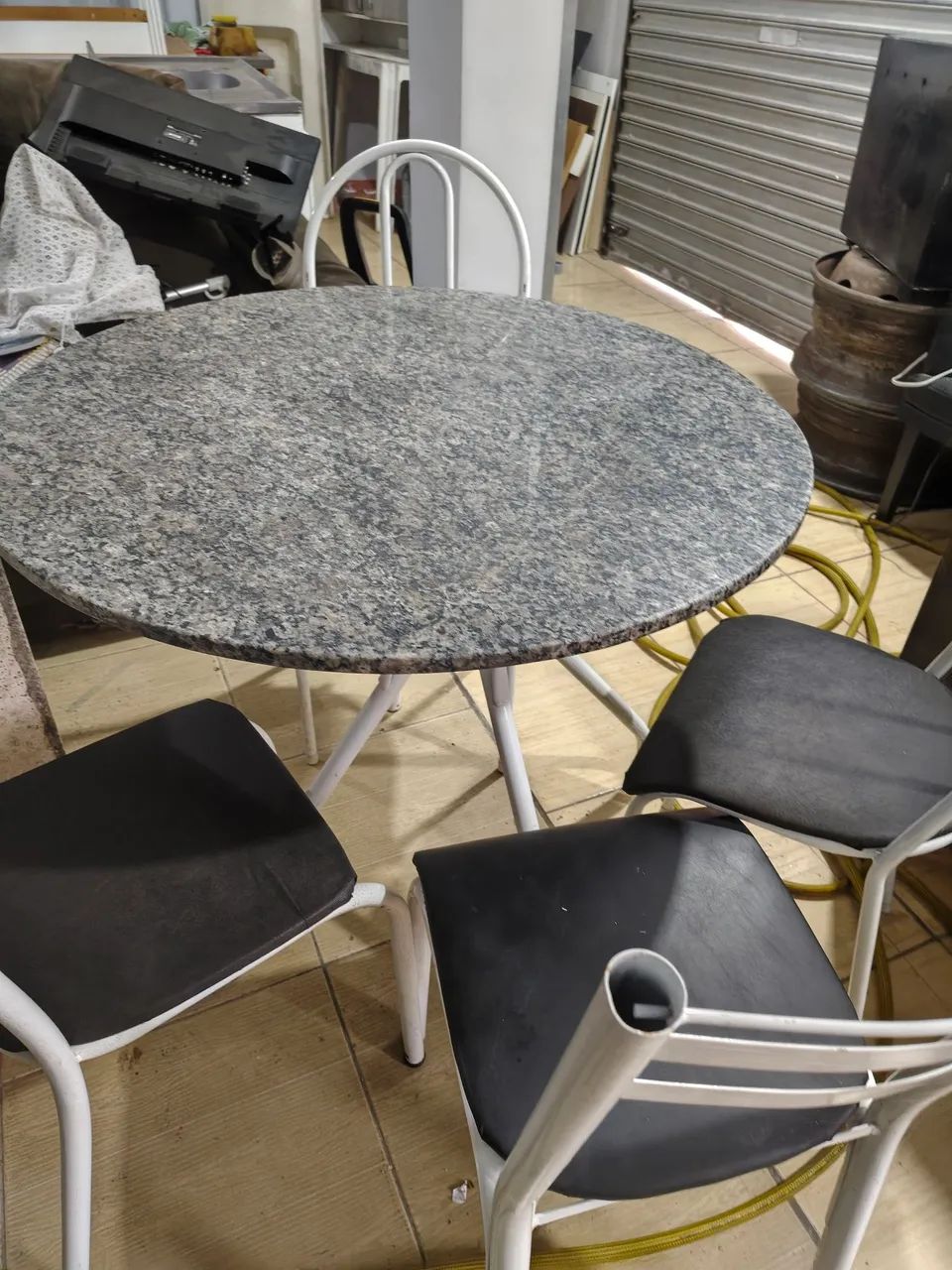 Mesa de granito usada só marcas sde uso