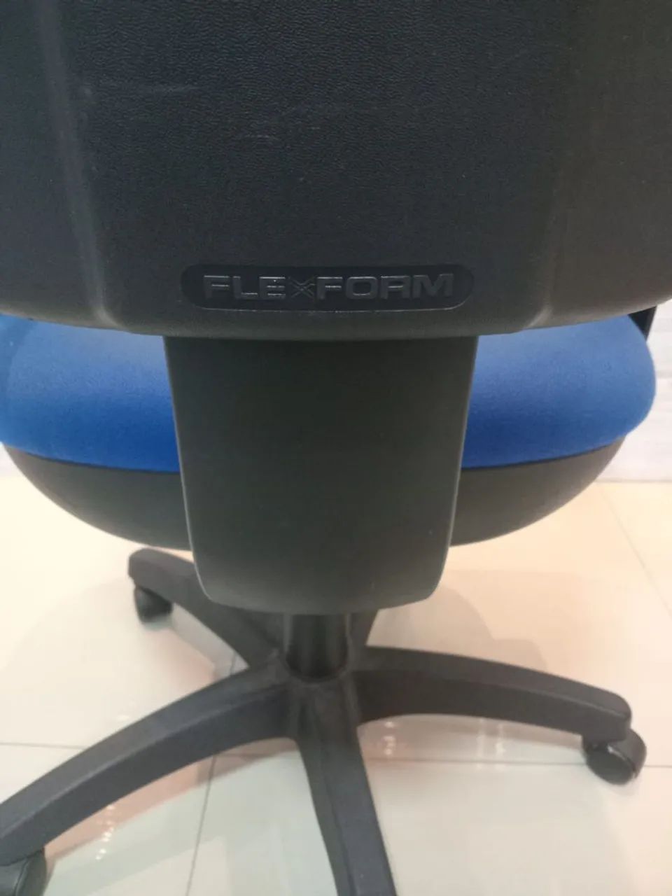Vendo Cadeira de escritório com Capa - Foto 3