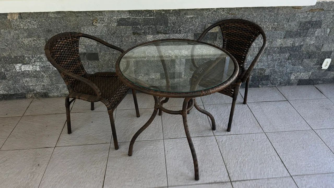 Conjunto de varanda com mesa, sofá e duas cadeiras em vime