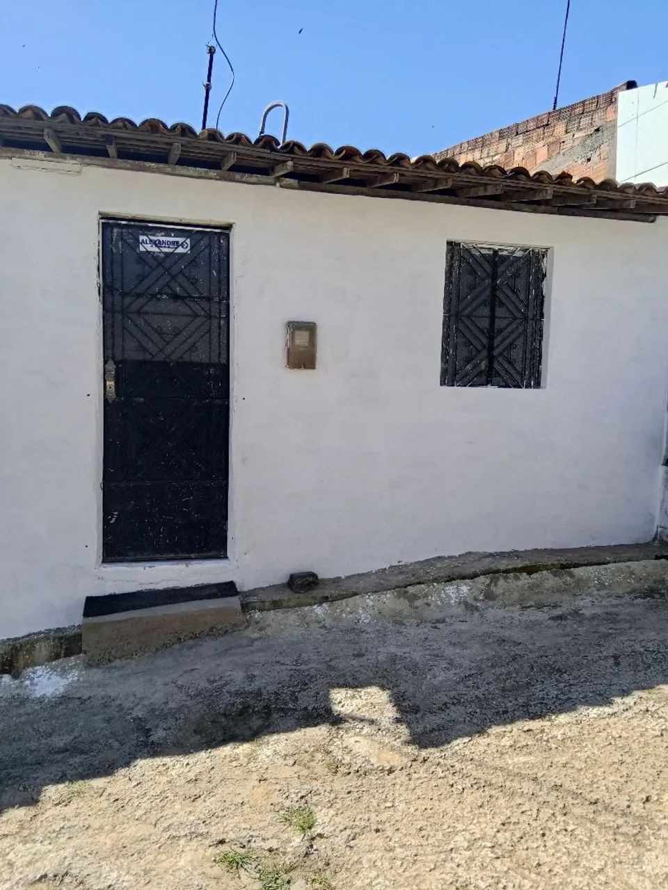 Casa com 2/4  e quintal.