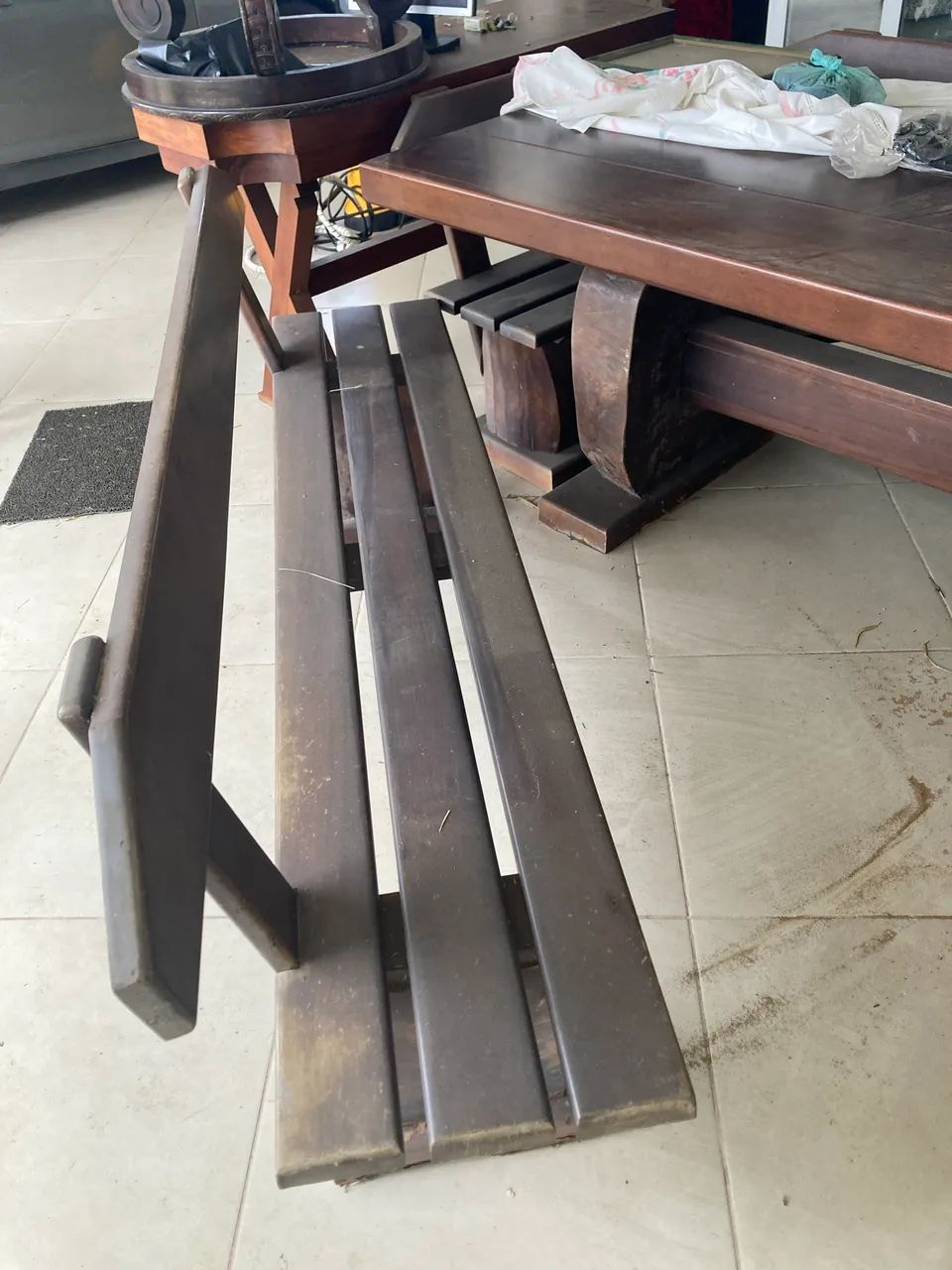 Grande mesa com quatro bancos - Foto 2