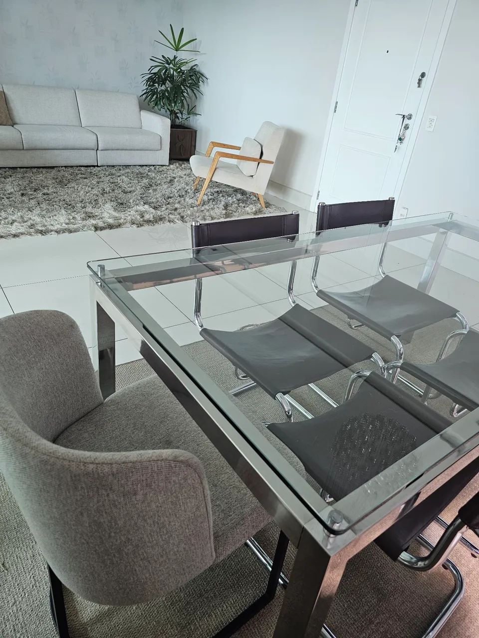 Mesa de jantar com cadeiras e poltronas - Foto 2