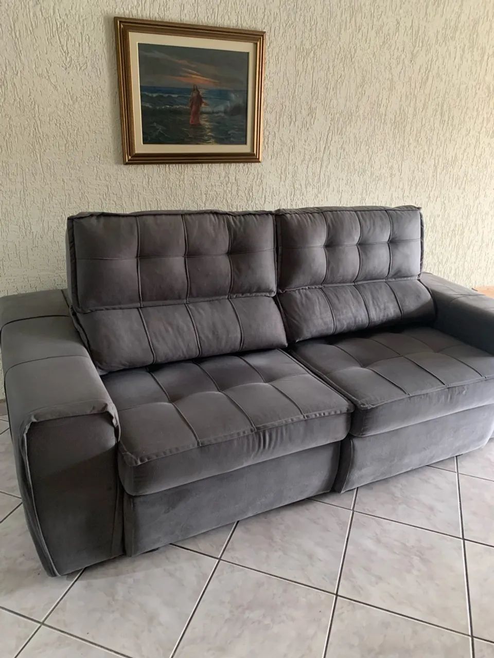 Sofá retrátil em suede cinza - Foto 4