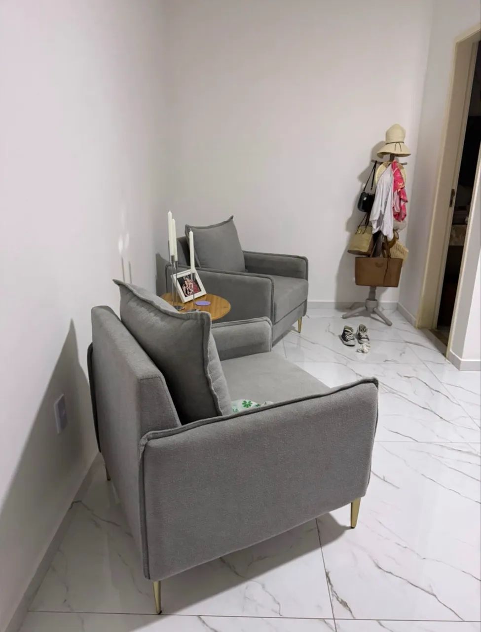 Poltronas largas camurça cinza