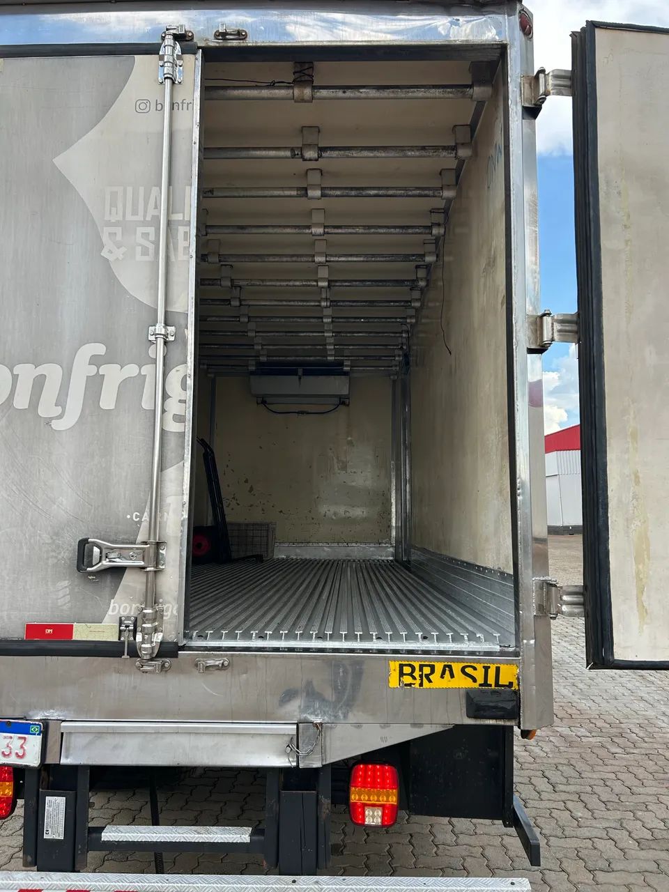 Vendo caminhão Ford cargo 816 baú gancheira  - Foto 4