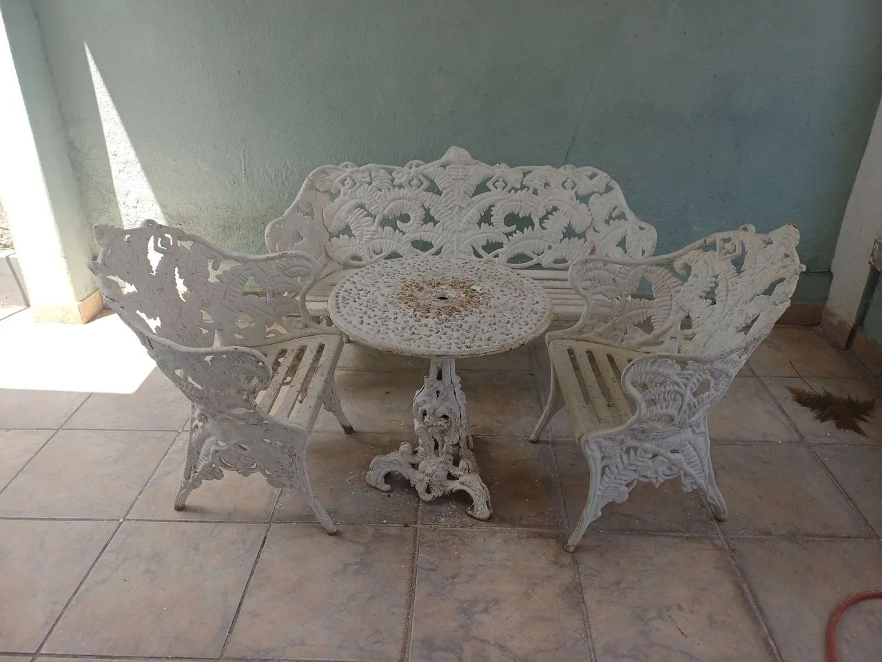 Mesa em ferro fundido com duas cadeiras. 