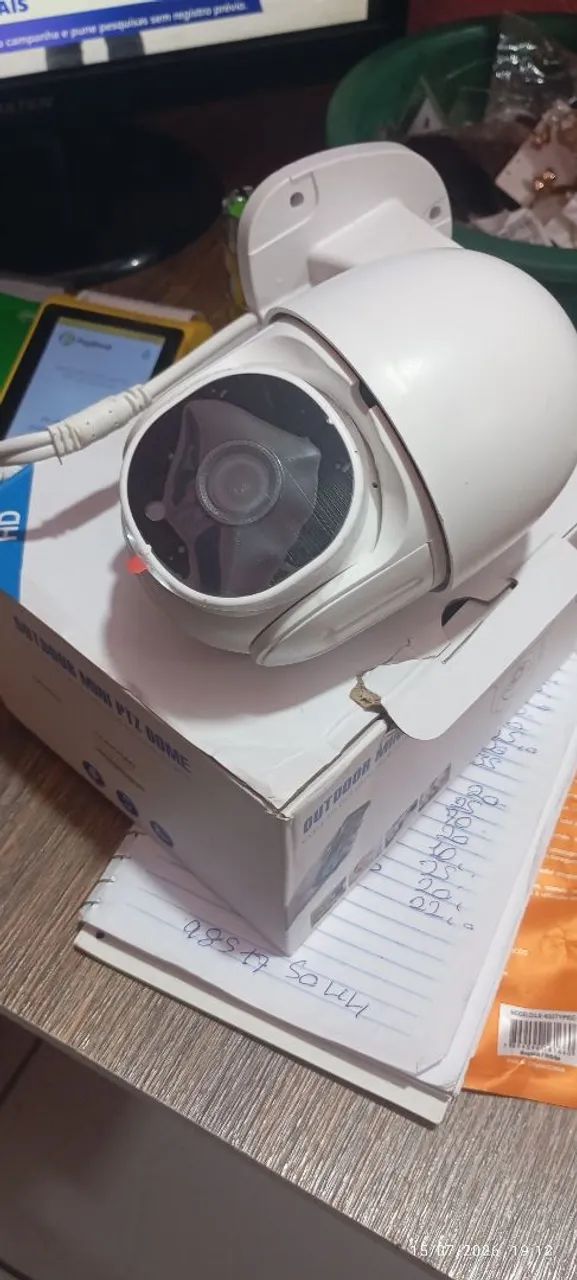 Vendo uma câmera nova na caixa