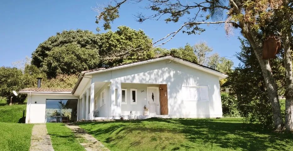 Casa com amplo terreno, no bairro Pirago
