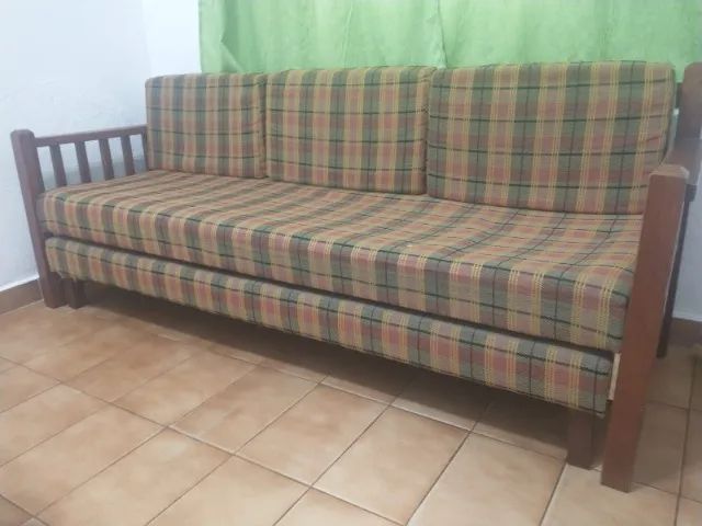 sofá-cama de madeira com estofado xadrez - Foto 2