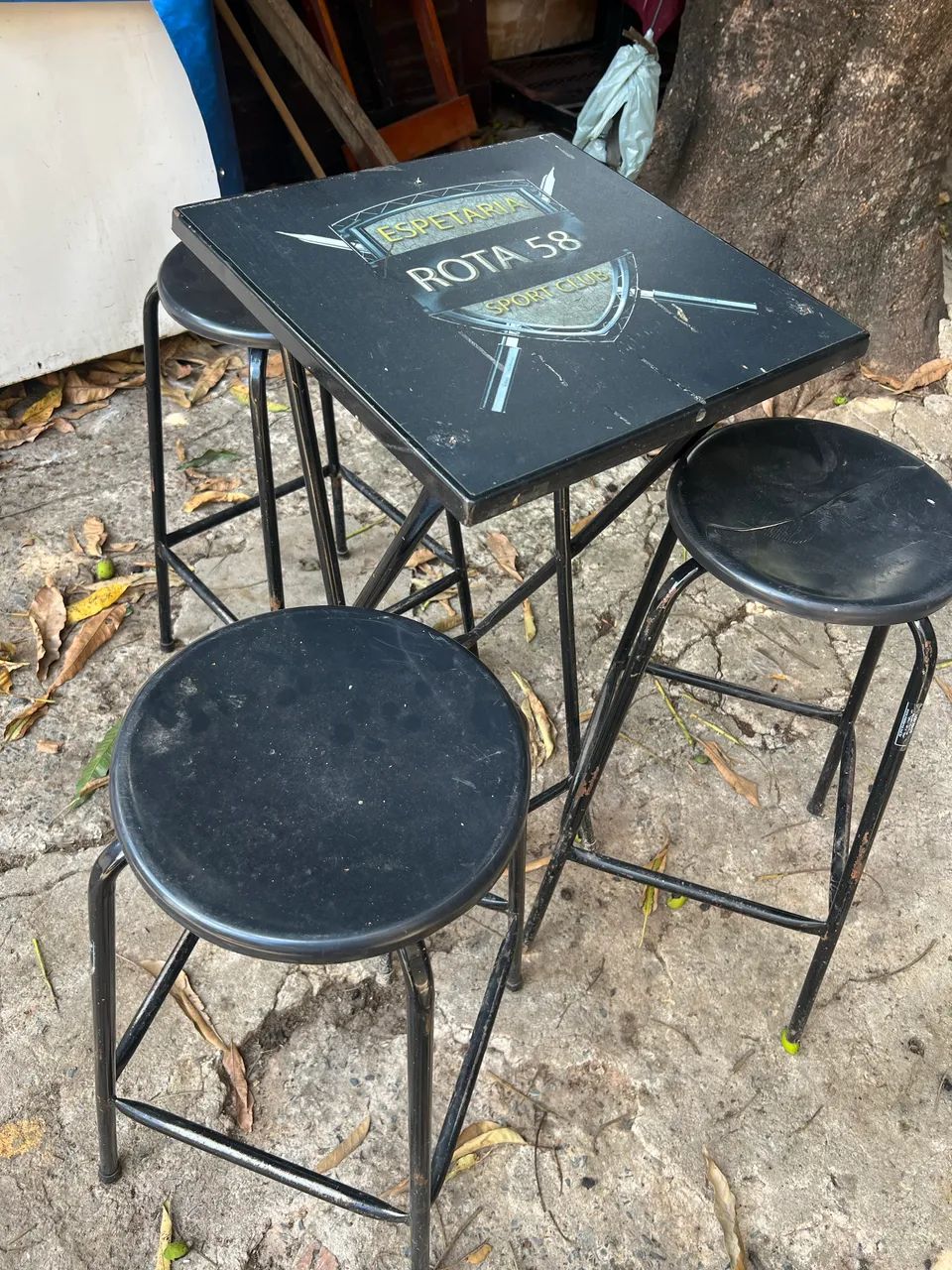 Mesas de ferro com banquetas 
