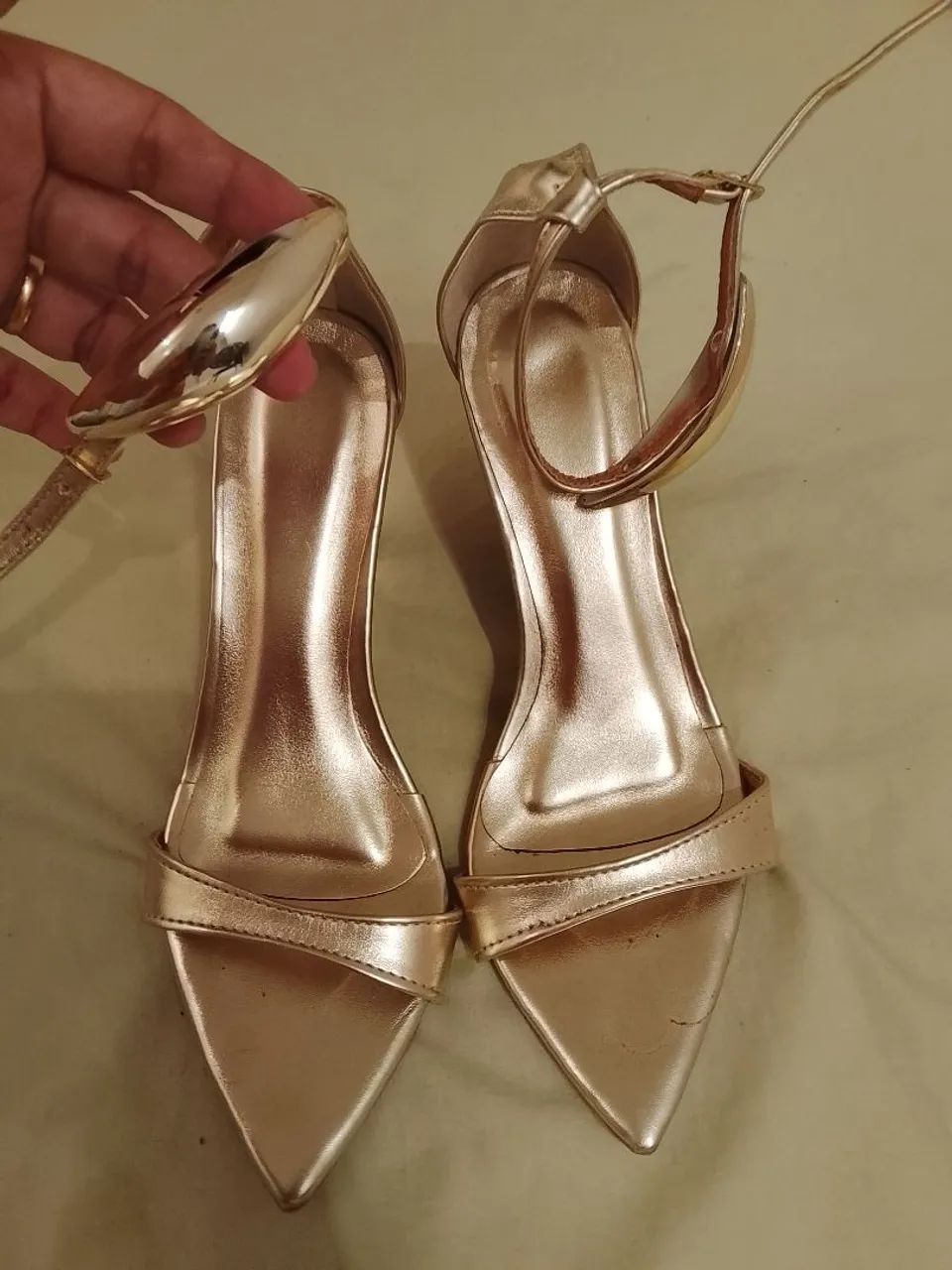 Vende se sandália nova