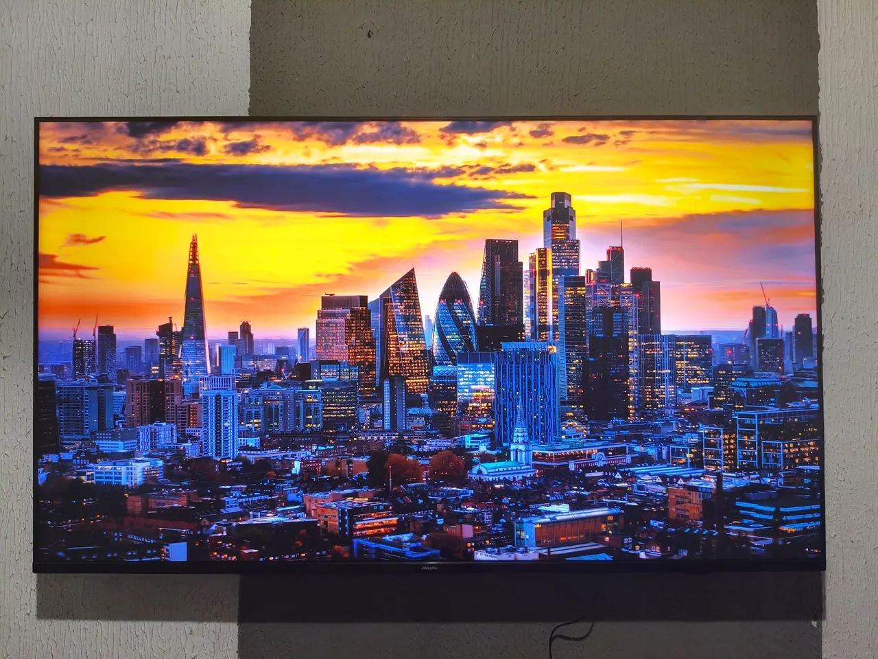Vendo esta TV Philips de 65 polegadas. Está em perfeito estado de uso.