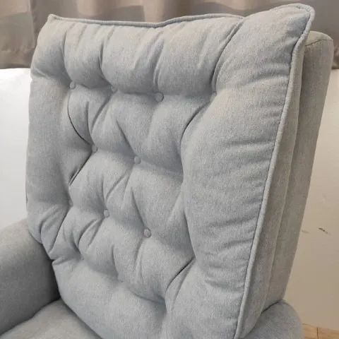 Poltrona de amamentação Eloá com balanço e puff linho cinza - Foto 4