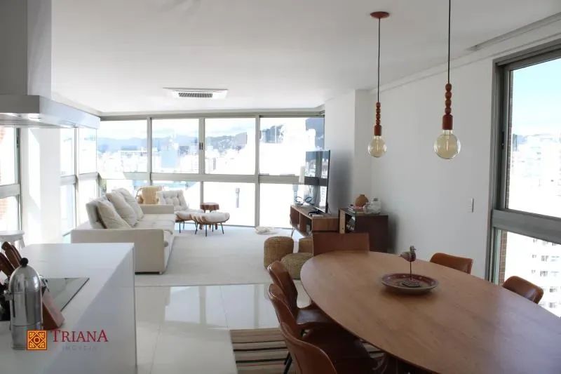 APARTAMENTO FINAMENTE DECORADO EM LOCALIZAÇÃO PRIVILEGIADA NO CENTRO DE FLORIANÓPOLIS - Foto 2