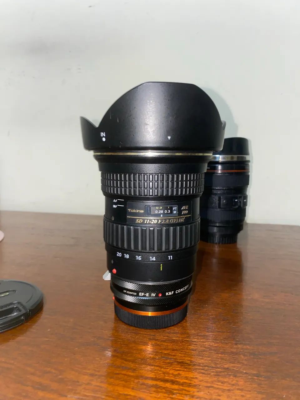 Lente Tokina F2.8 Para canon com adaptador Sony - Foto 2