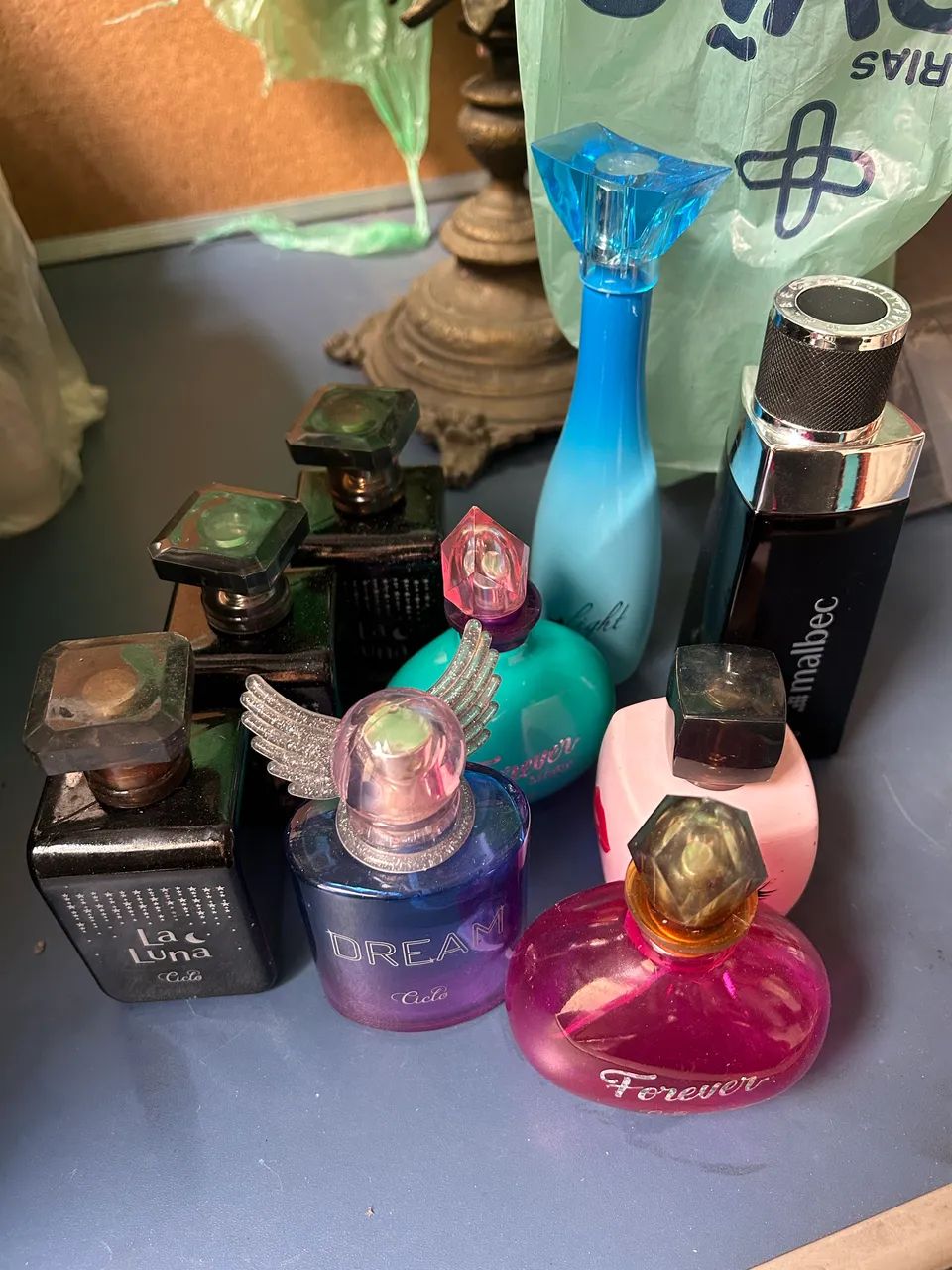 Colecionador vidros perfume vazios