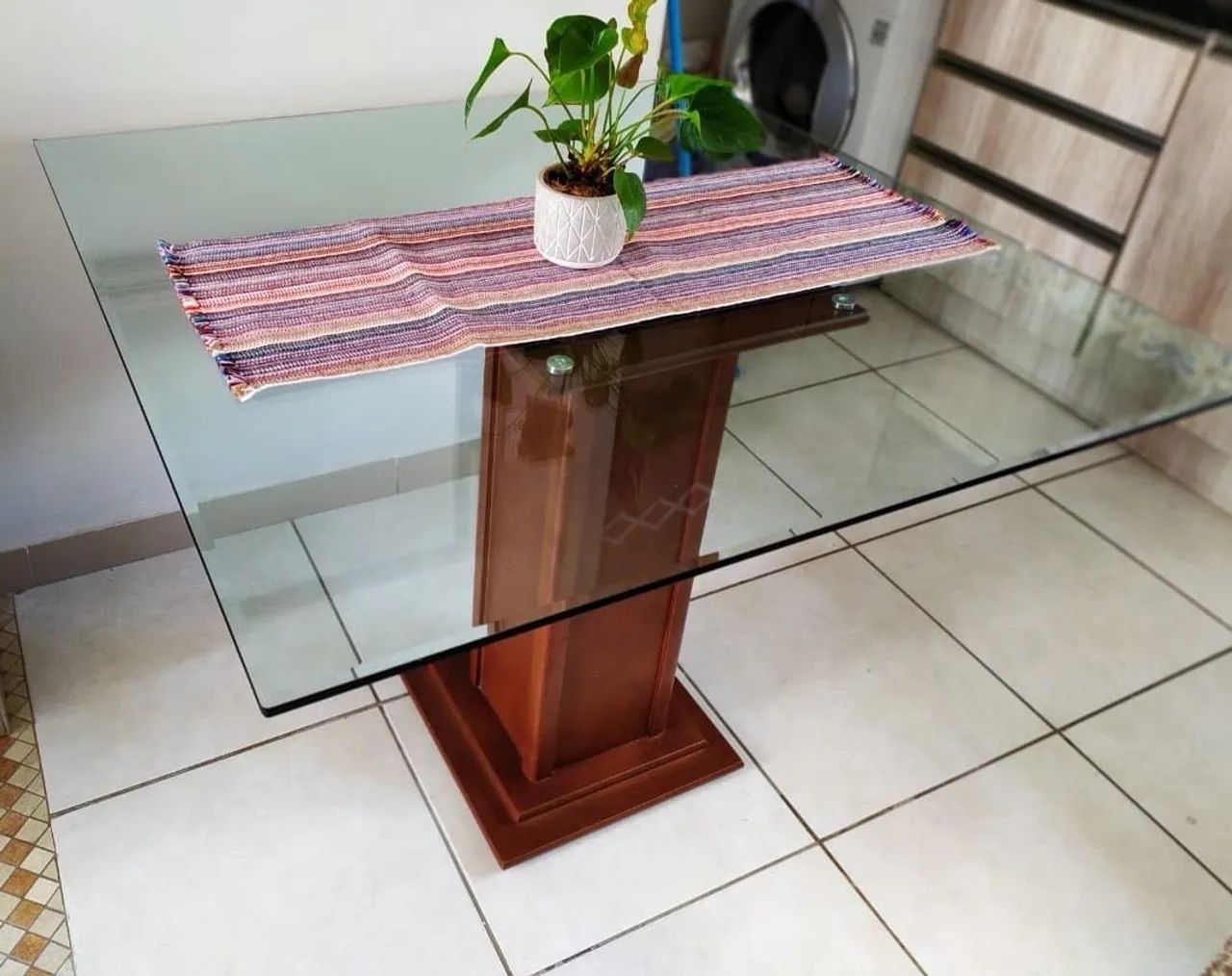 Mesa de vidro sem cadeira