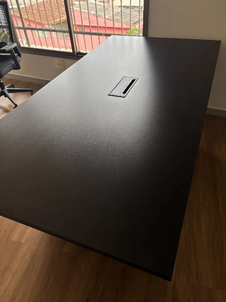 Mesa de Escritório Grande Preta com Passa-Cabos - Foto 2
