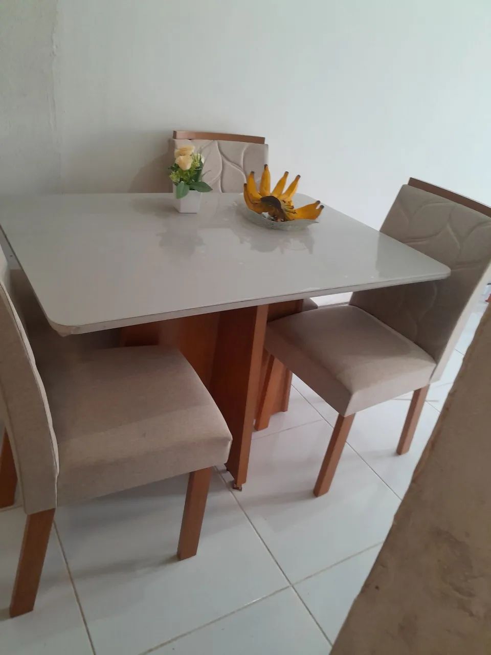 Uma mesa de vidro com quatro cadeiras - Foto 2