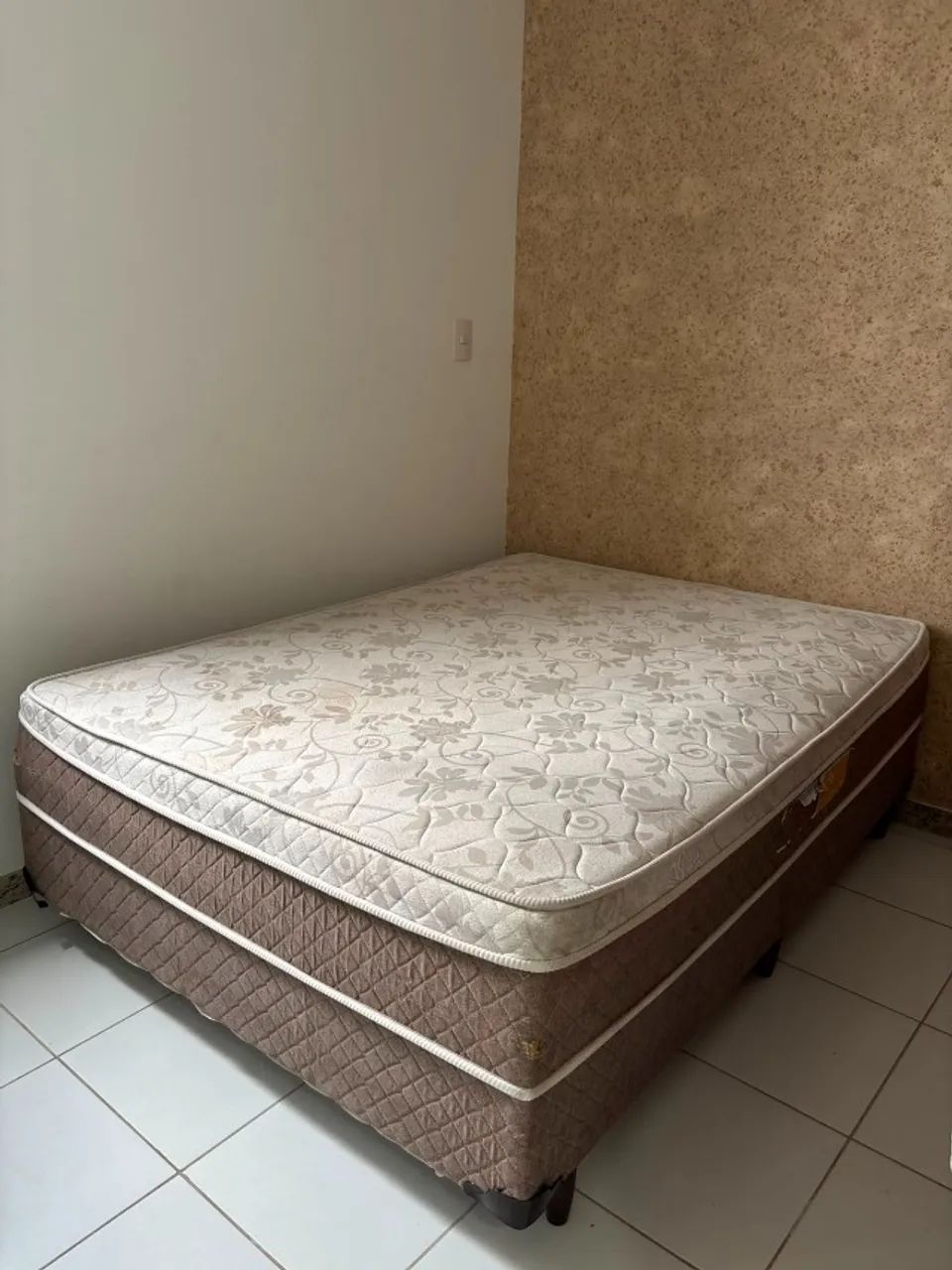 Cama Casal Queen em bom estado de conservação.