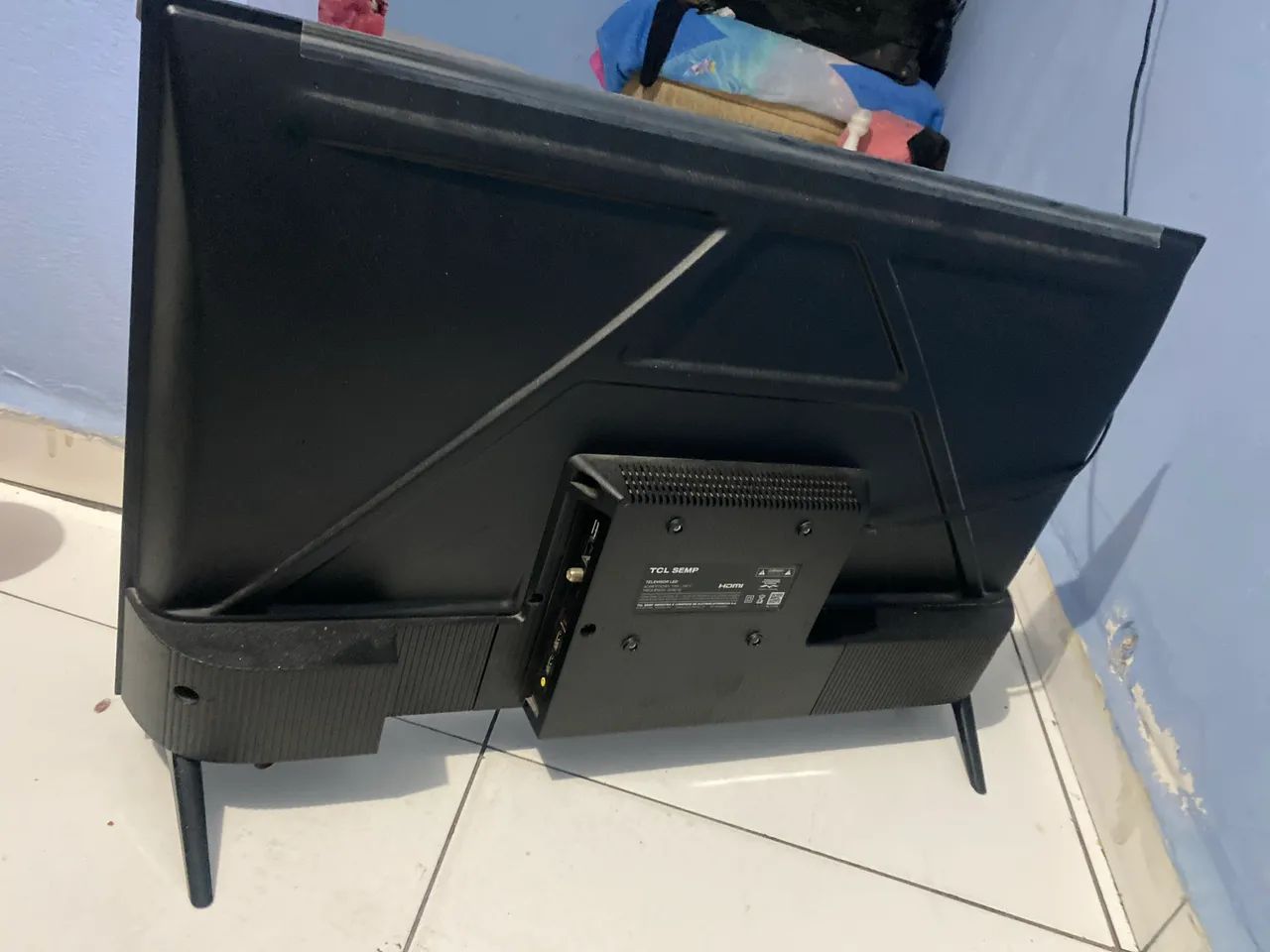 Tv TCL semi nova no plástico ainda sem a caixa!!  - Foto 2