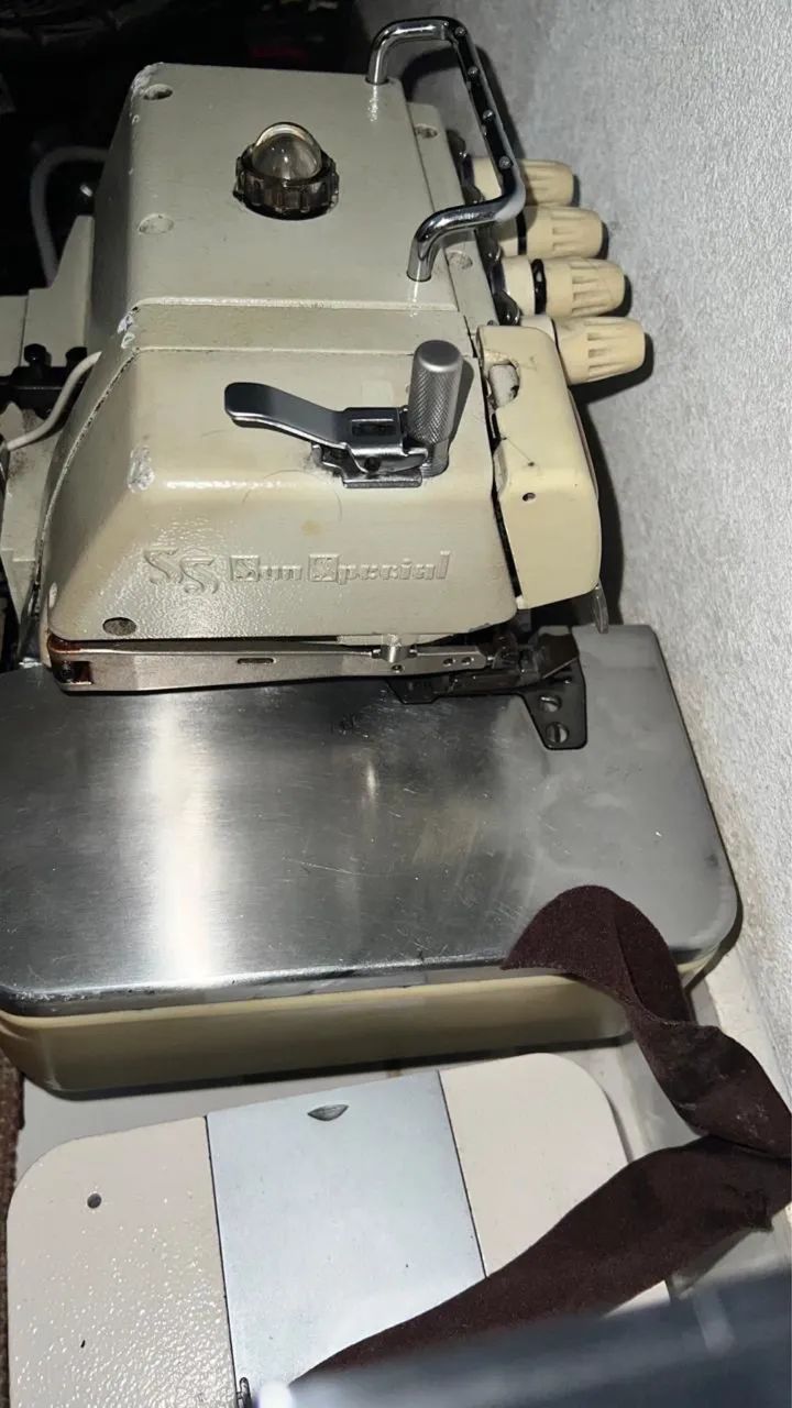 máquina de costura industrial overloque/interlock da marca Sun Special  - Foto 2