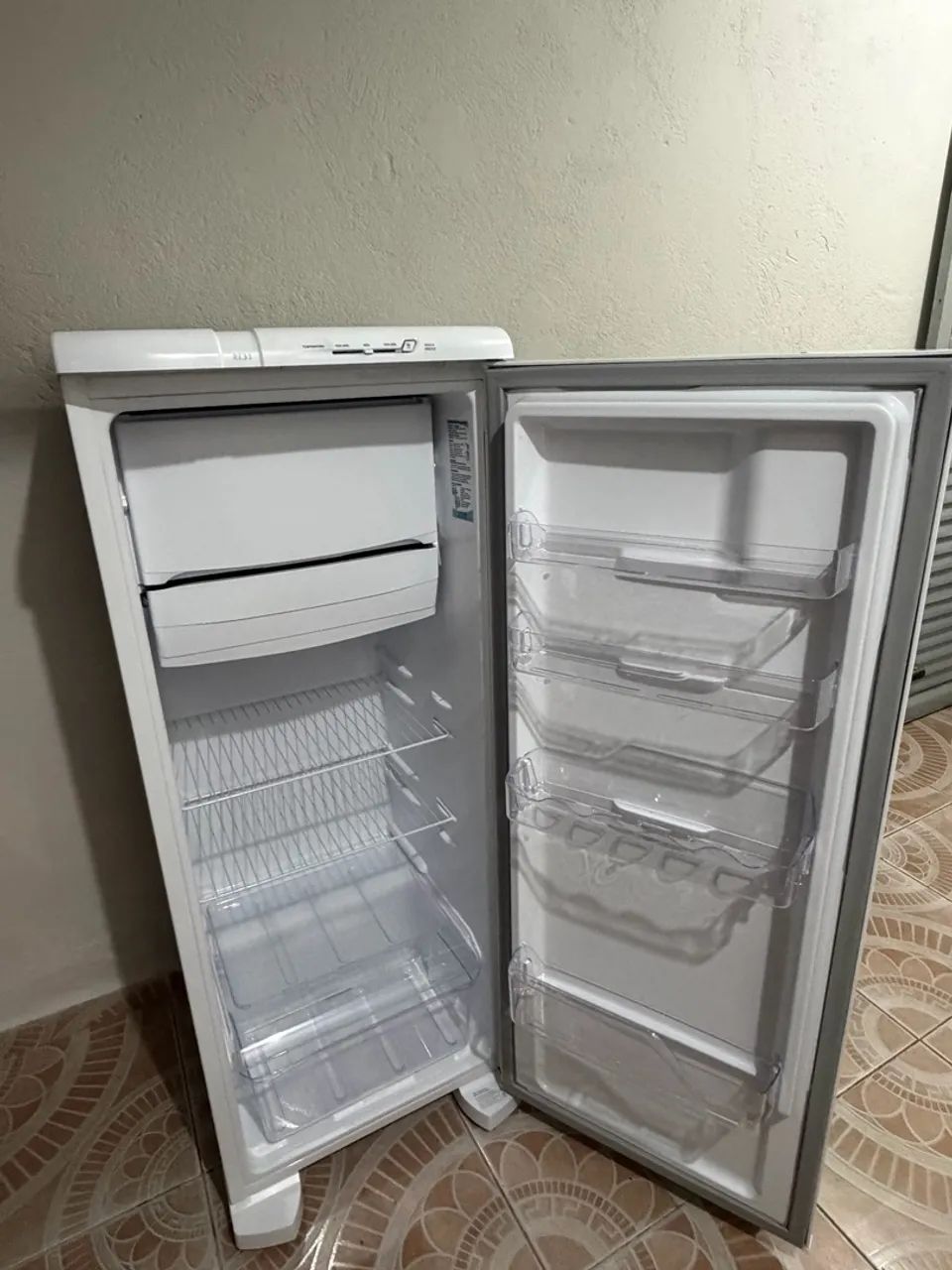 Vende- se Geladeira Electrolux nova