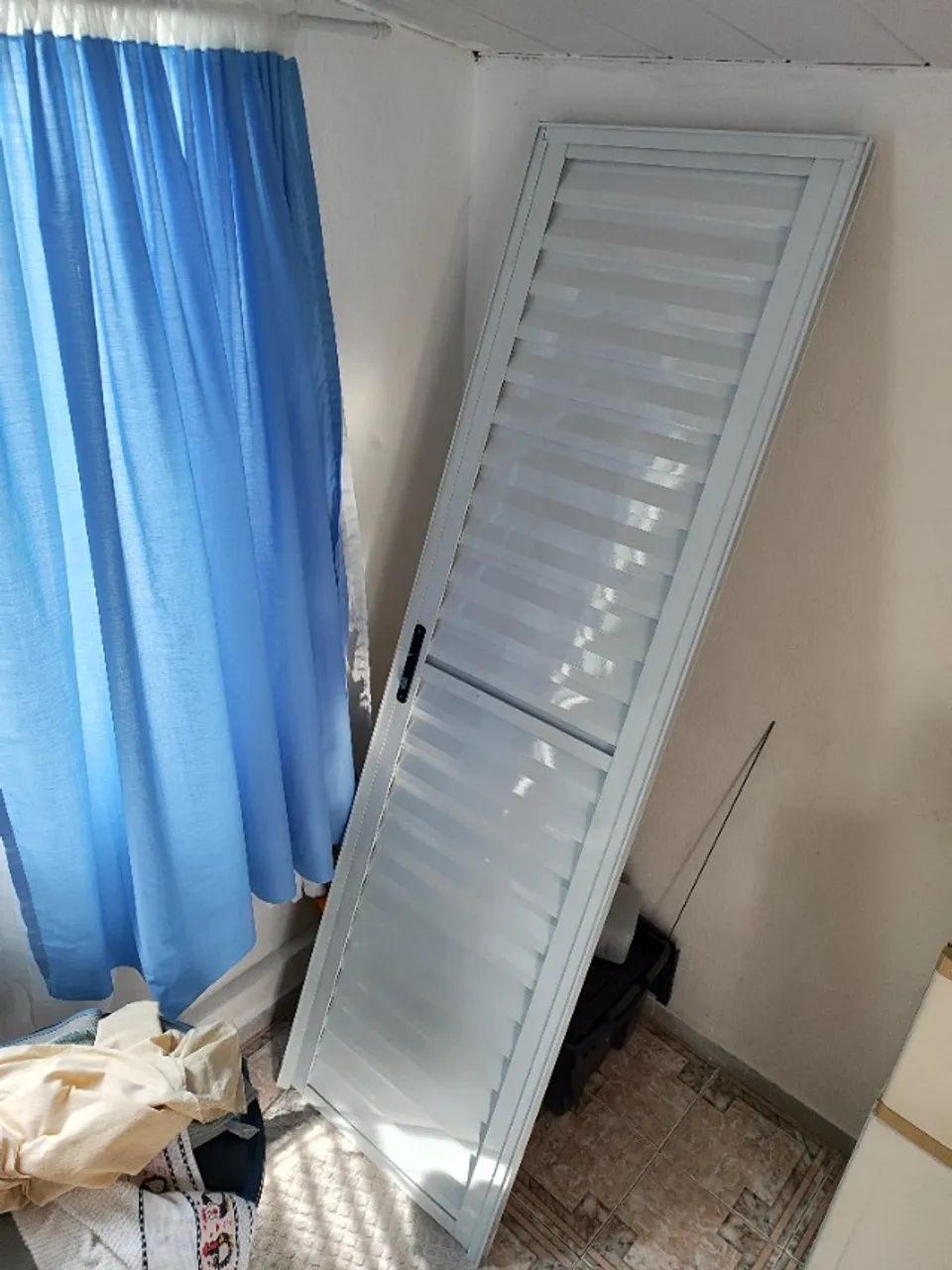 Porta Veneziana de Giro 1 Folha Alumínio Pintado Branco 2,10x0,60m Lado Direito Linha Slim - Foto 3