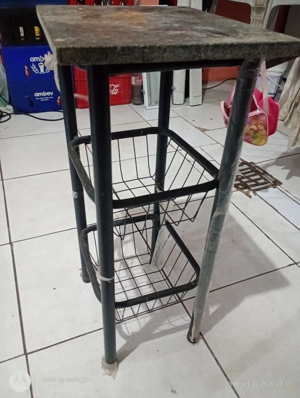 Fruteira com algumas partes no plástico ainda 