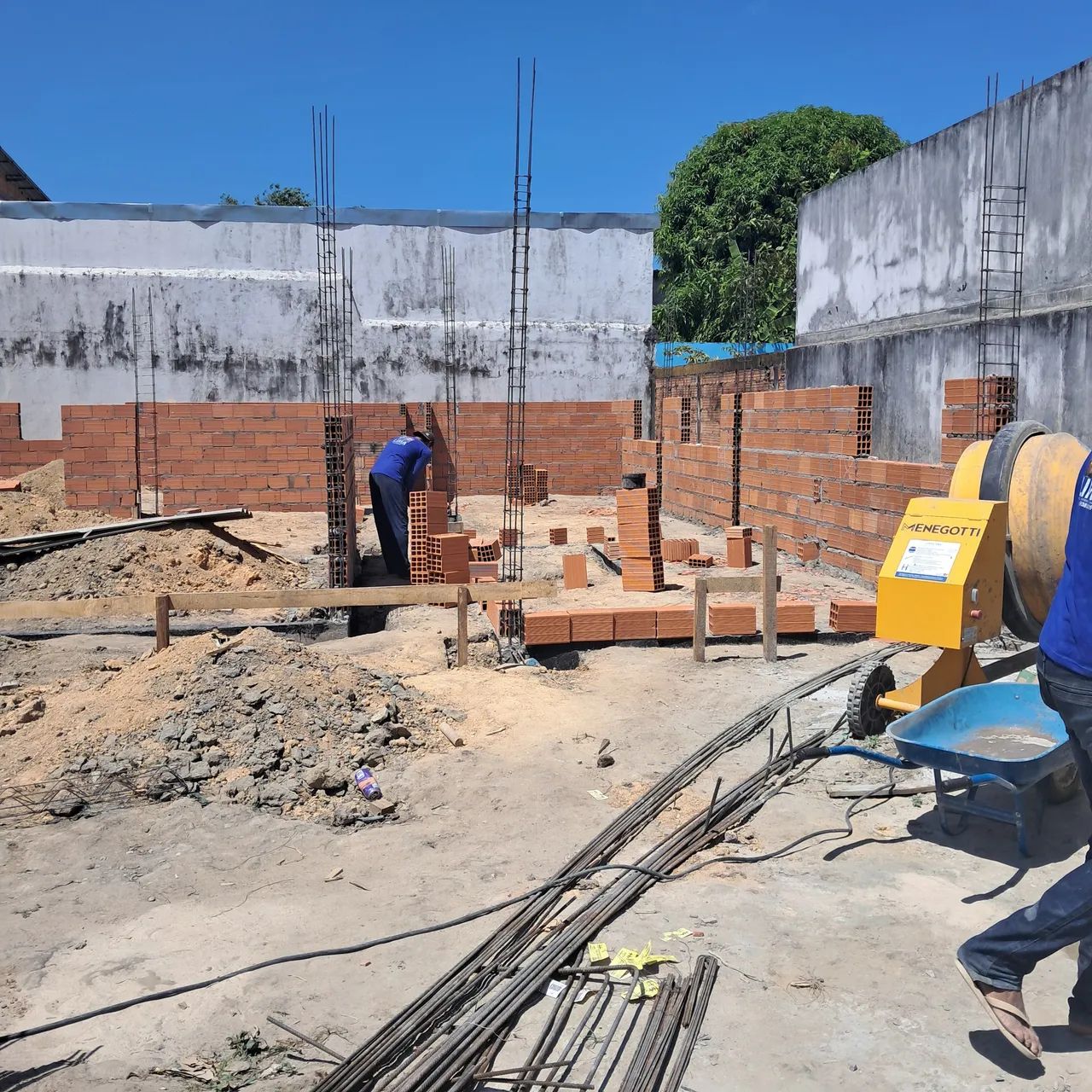 Pedreiro mestre de obra com equipe  - Foto 2