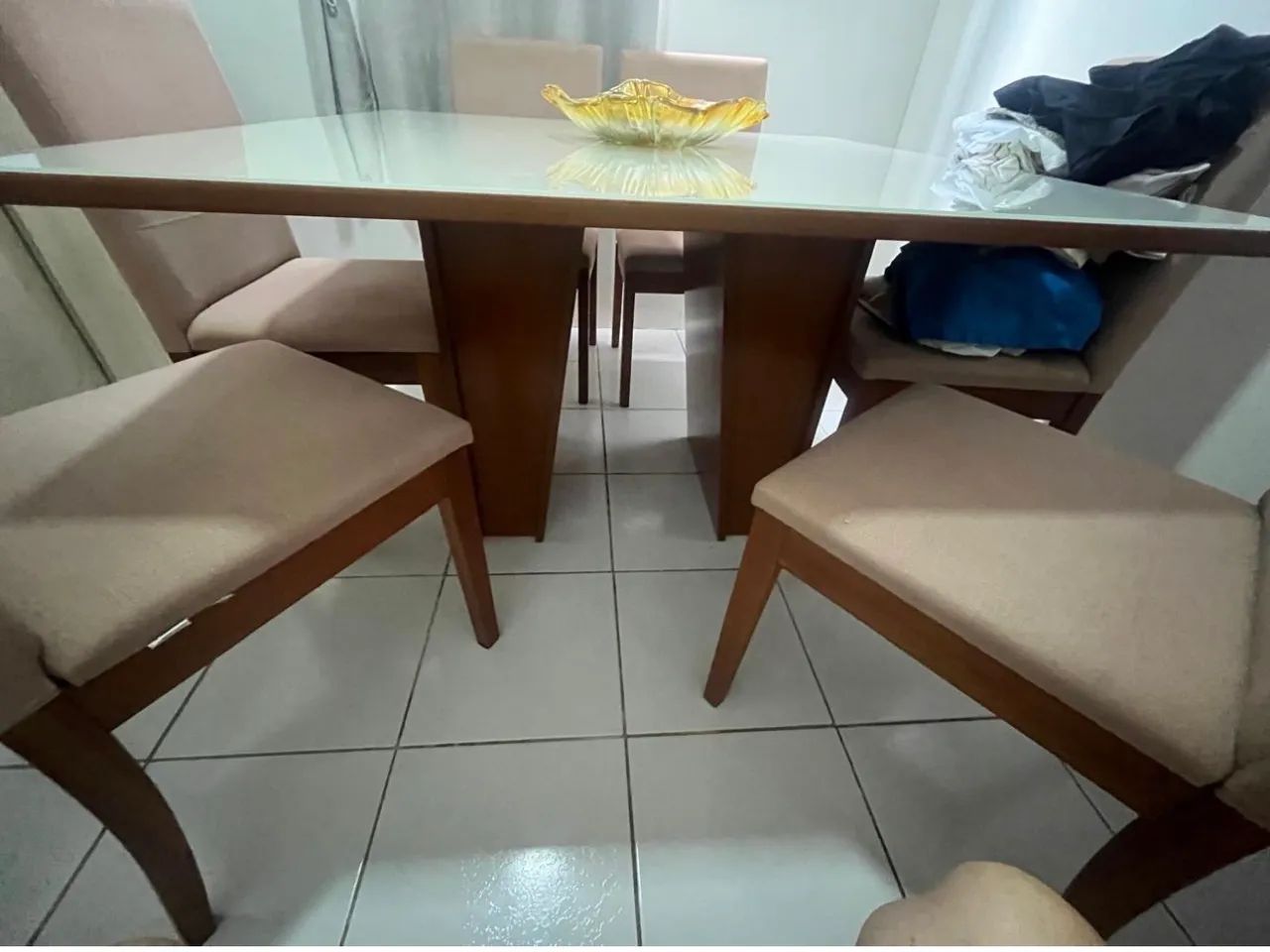 Mesa com seis cadeiras em madeira