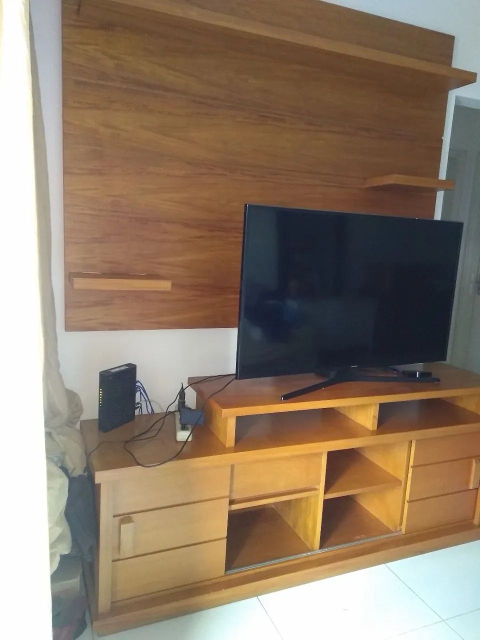 Rack com painel em madeira maciça  - Foto 4