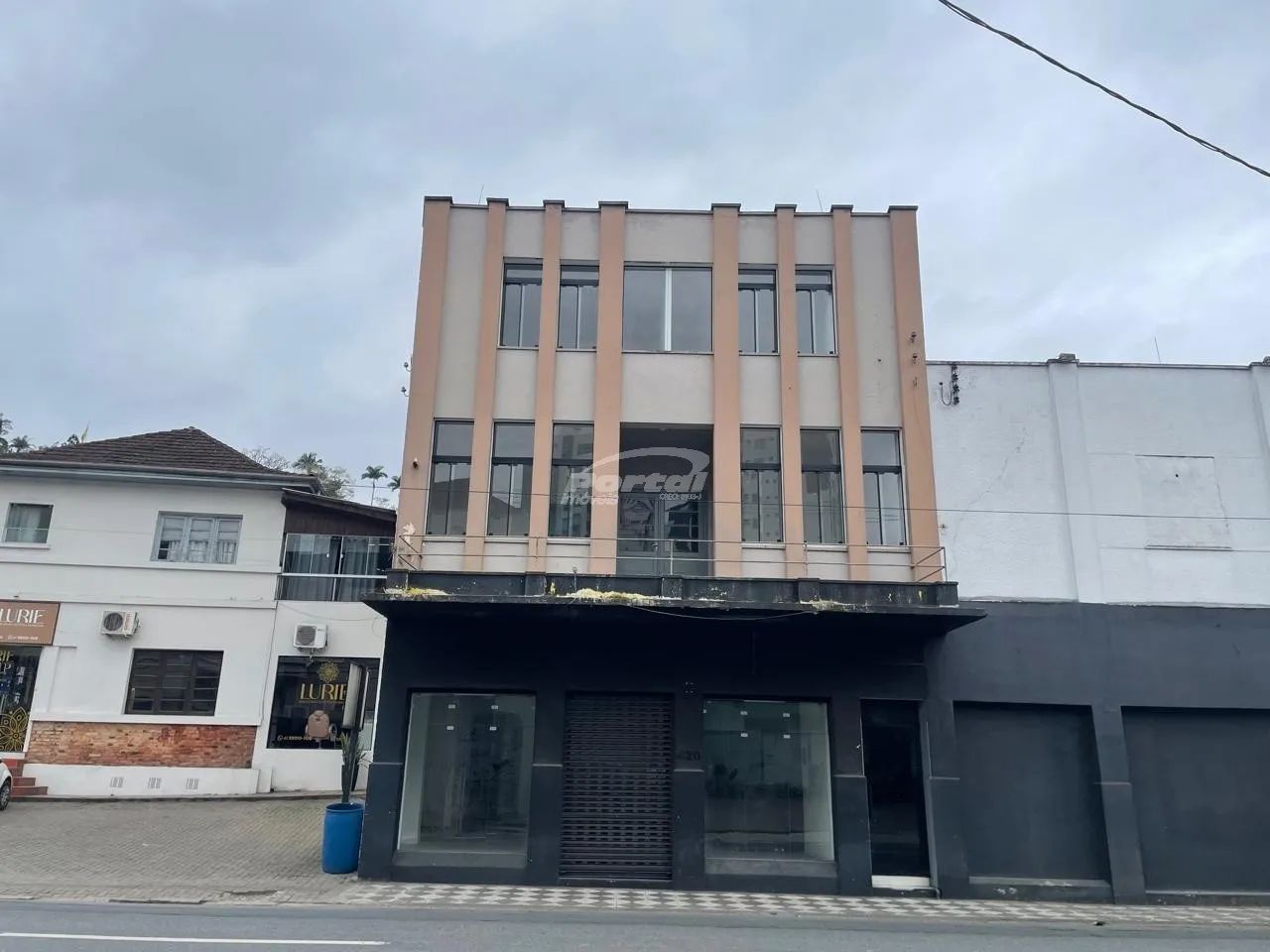 Galpão comercial com aproximadamente 417m² no bairro Victor Konder