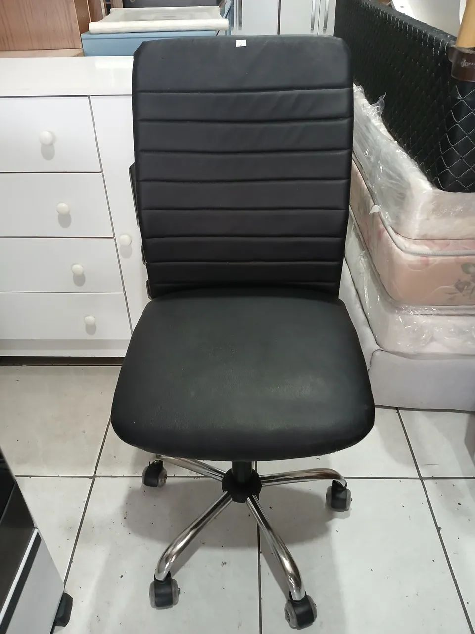 Cadeira hidráulica e giratória reformada 