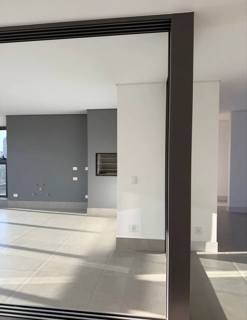Esquadria com vidro de alumínio em L  - Foto 5