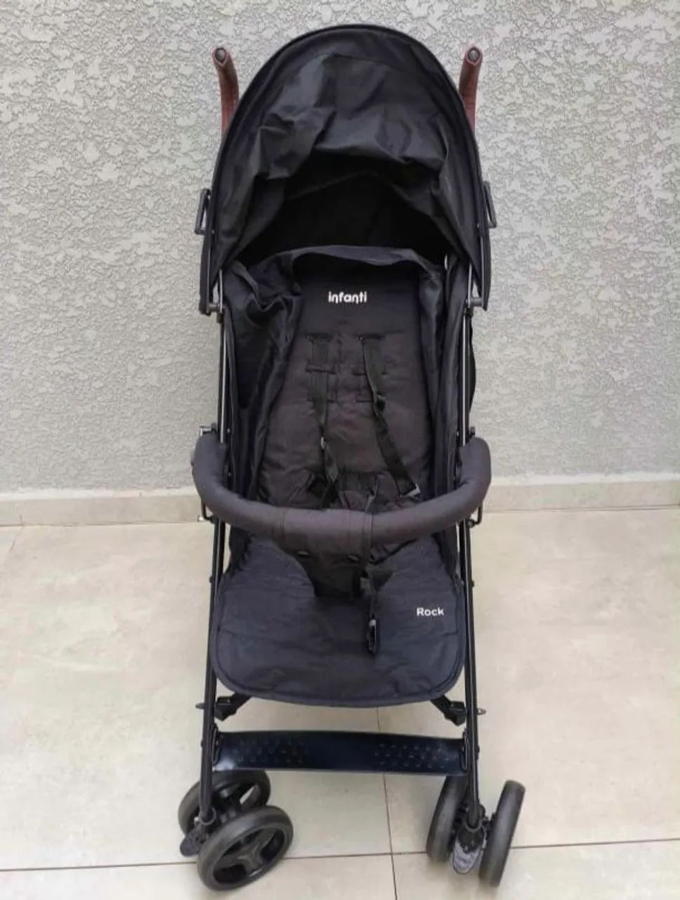 Carrinho de bebê guarda chuva Infanti rock Black.