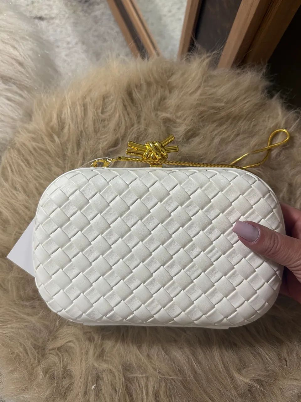 Bolsa branca com detalhe dourado 