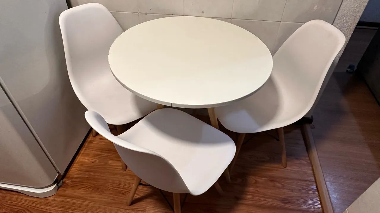 Vendo móveis, banquet, sofá e mesa com cadeira  - Foto 4