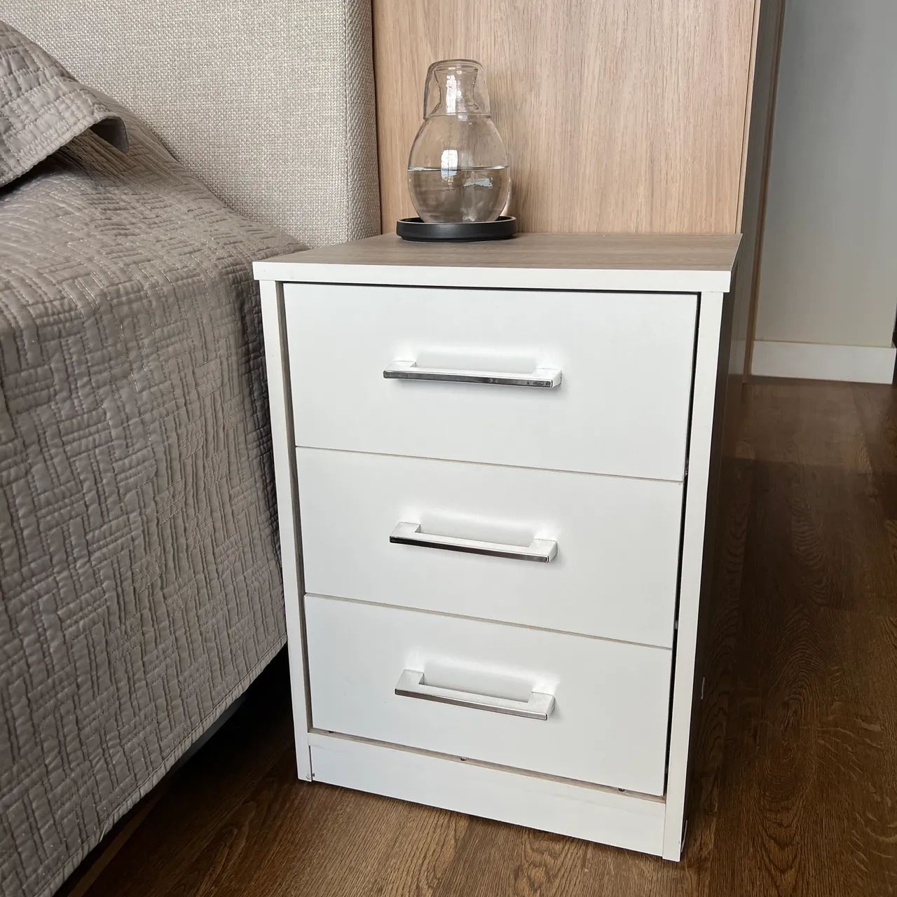 Par de mesa de cabeceira em MDF com 3 gavetas64994314875394120