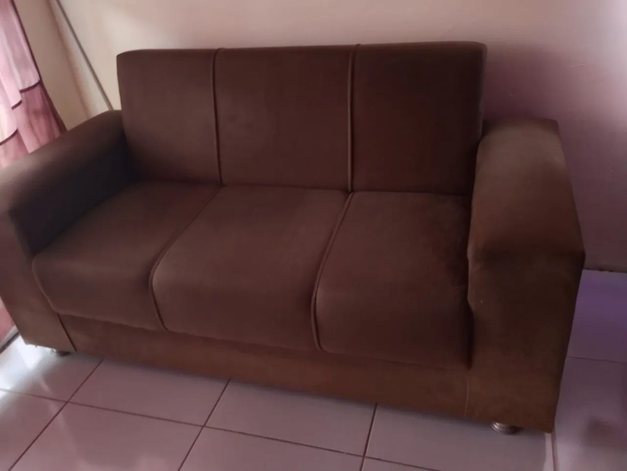 Sofá dois lugares com almofadas