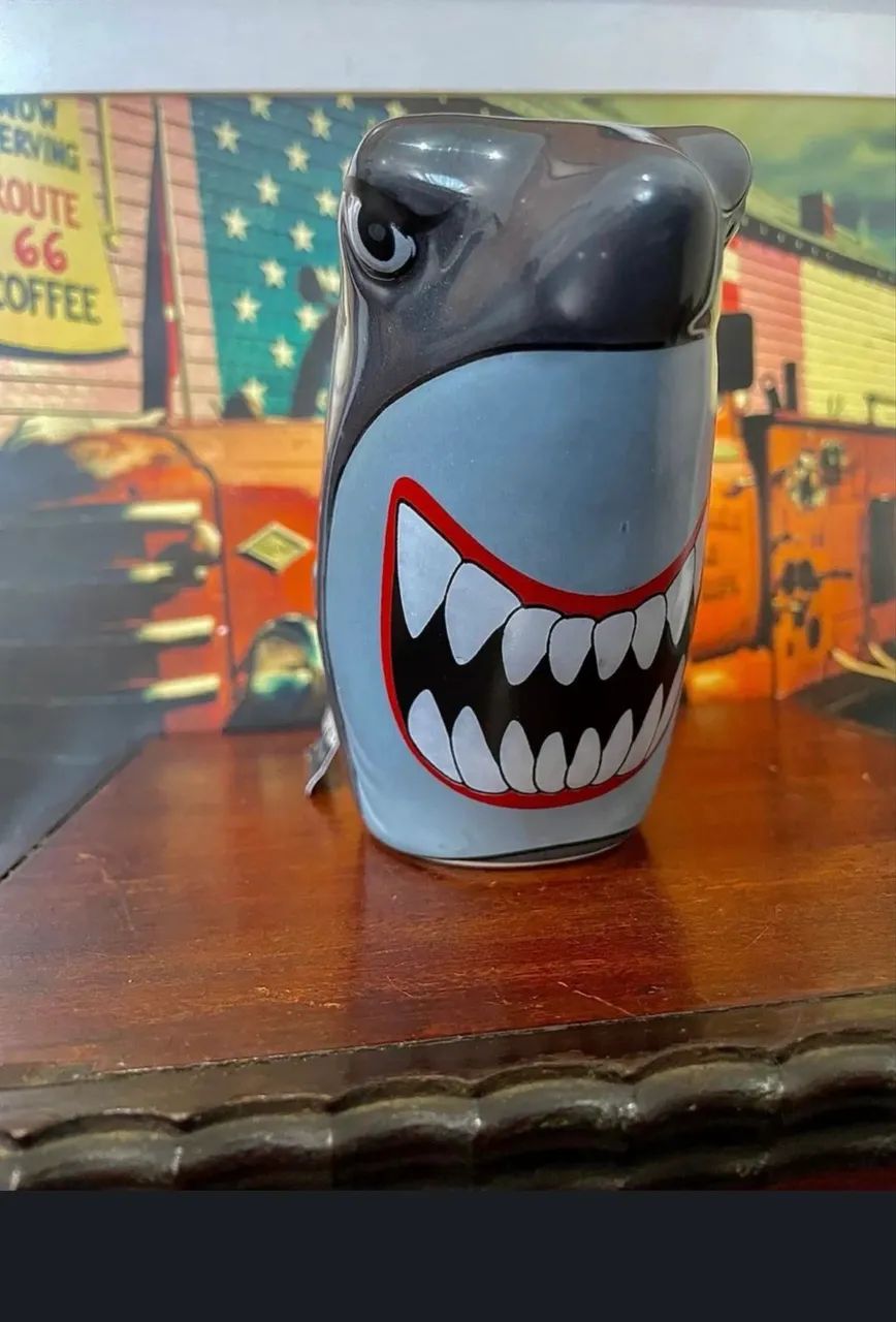 CANECA TUBARÃO DA ICÔNICA MARCA CARA DE MAU  
