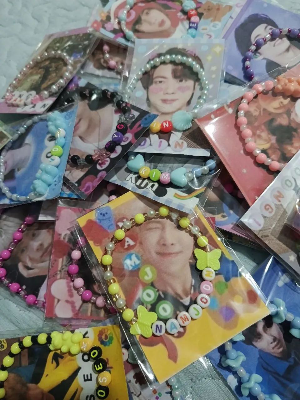  KIT 50 PULSEIRAS TEMÁTICAS BTS Perfeitas para fãs de K-pop e ARMYs apaixonados! 