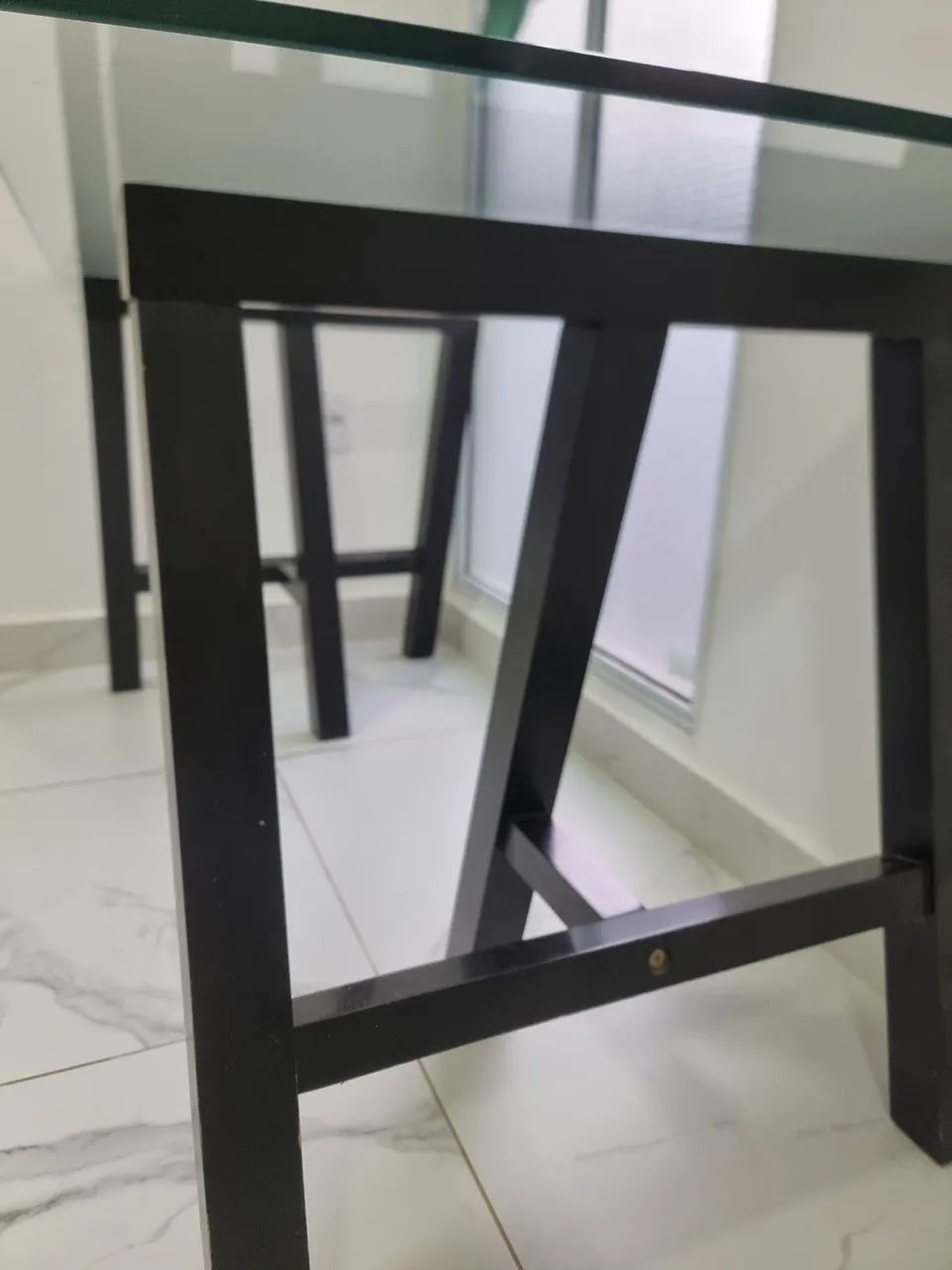 Mesa de jantar de vidro com cadeiras estofadas - Foto 4