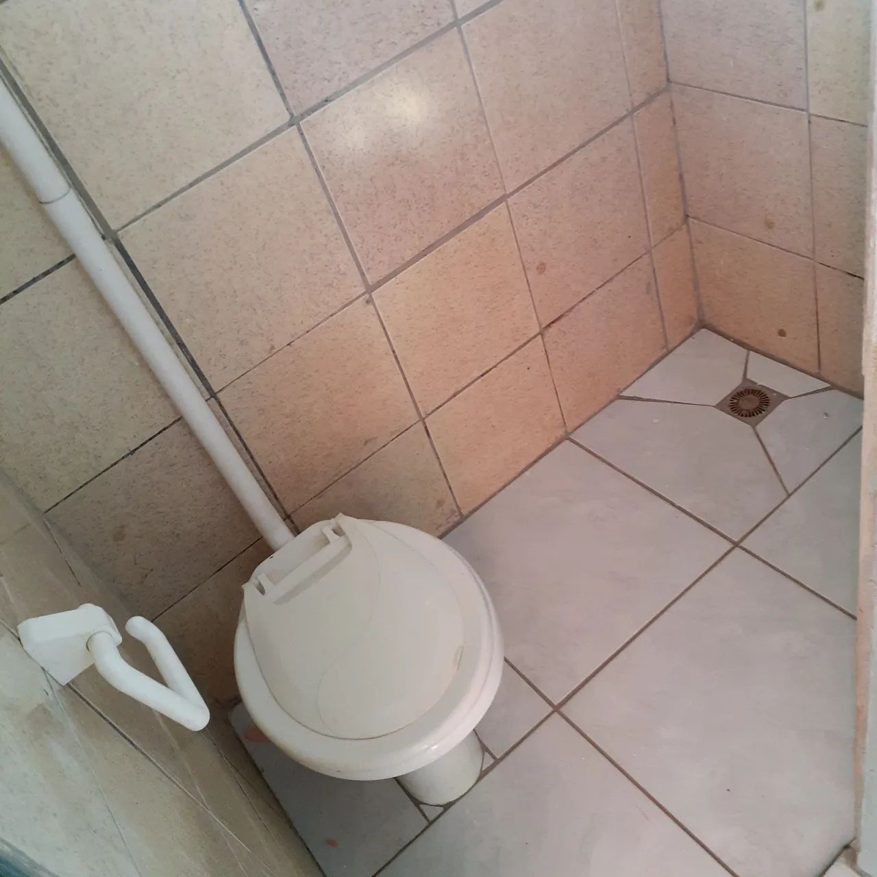Alugo quarto com água e luz 600,00 - Foto 4