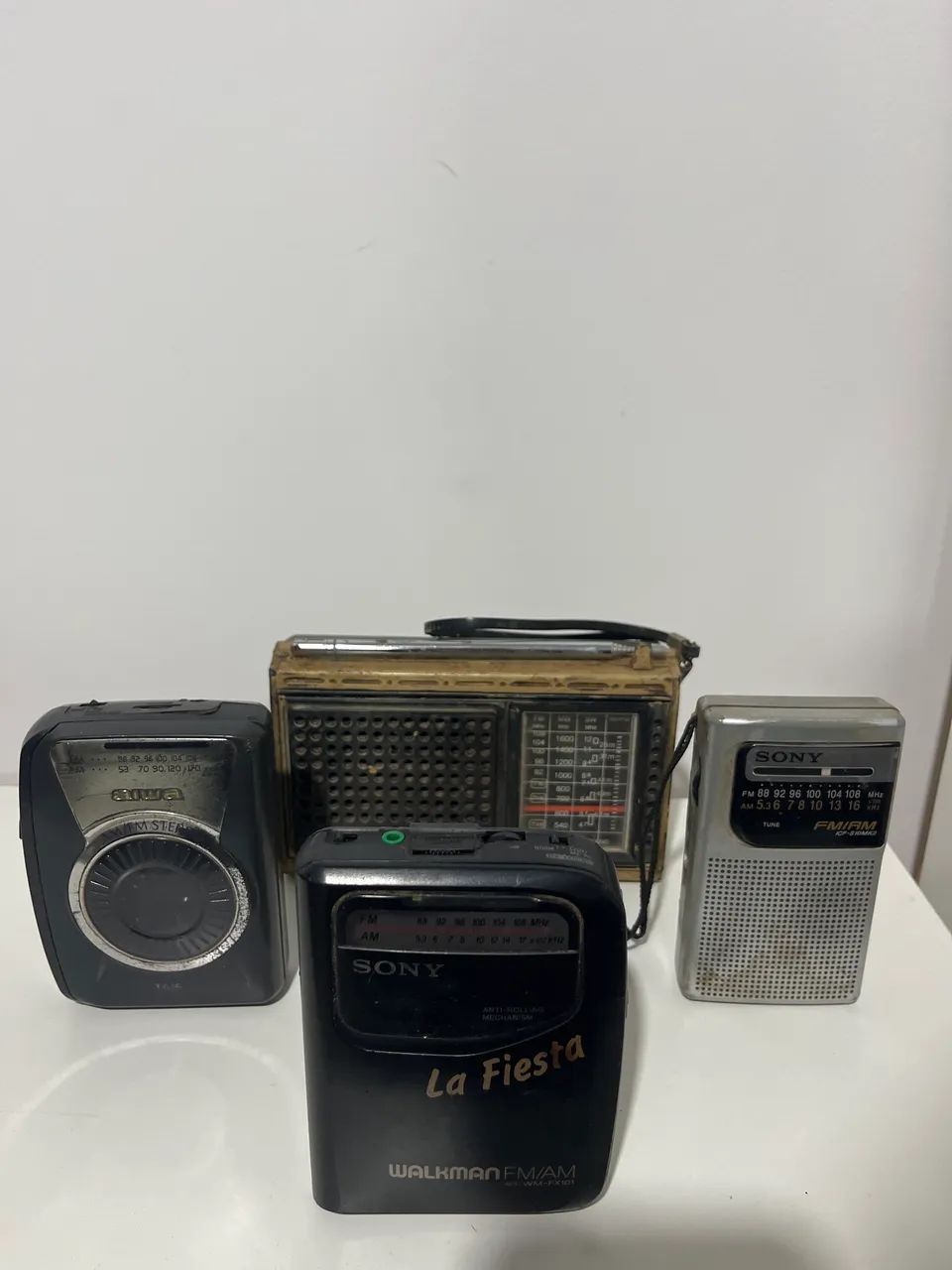 Lote com 4 Rádios e Walkmans Antigos - R$ 100 - Foto 2