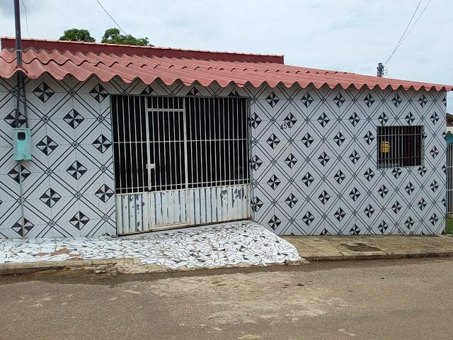 Vende se uma casa