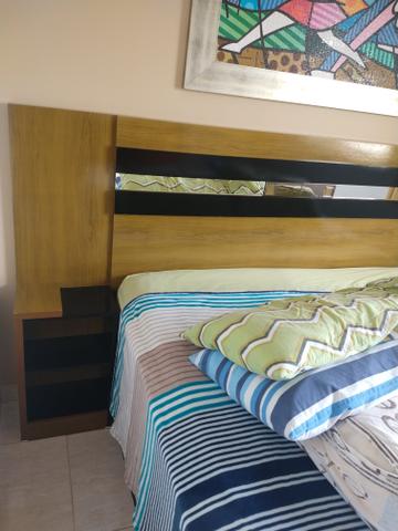 Cabeceira de cama com criado mudo