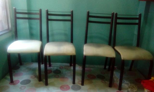 Mesa com 4 cadeiras