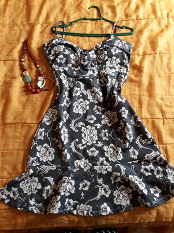 Vestido preto com flores brancas